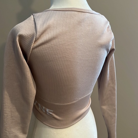 OFFLINE - athletic crop top - long sleeve - like new - Picture 4 of 6